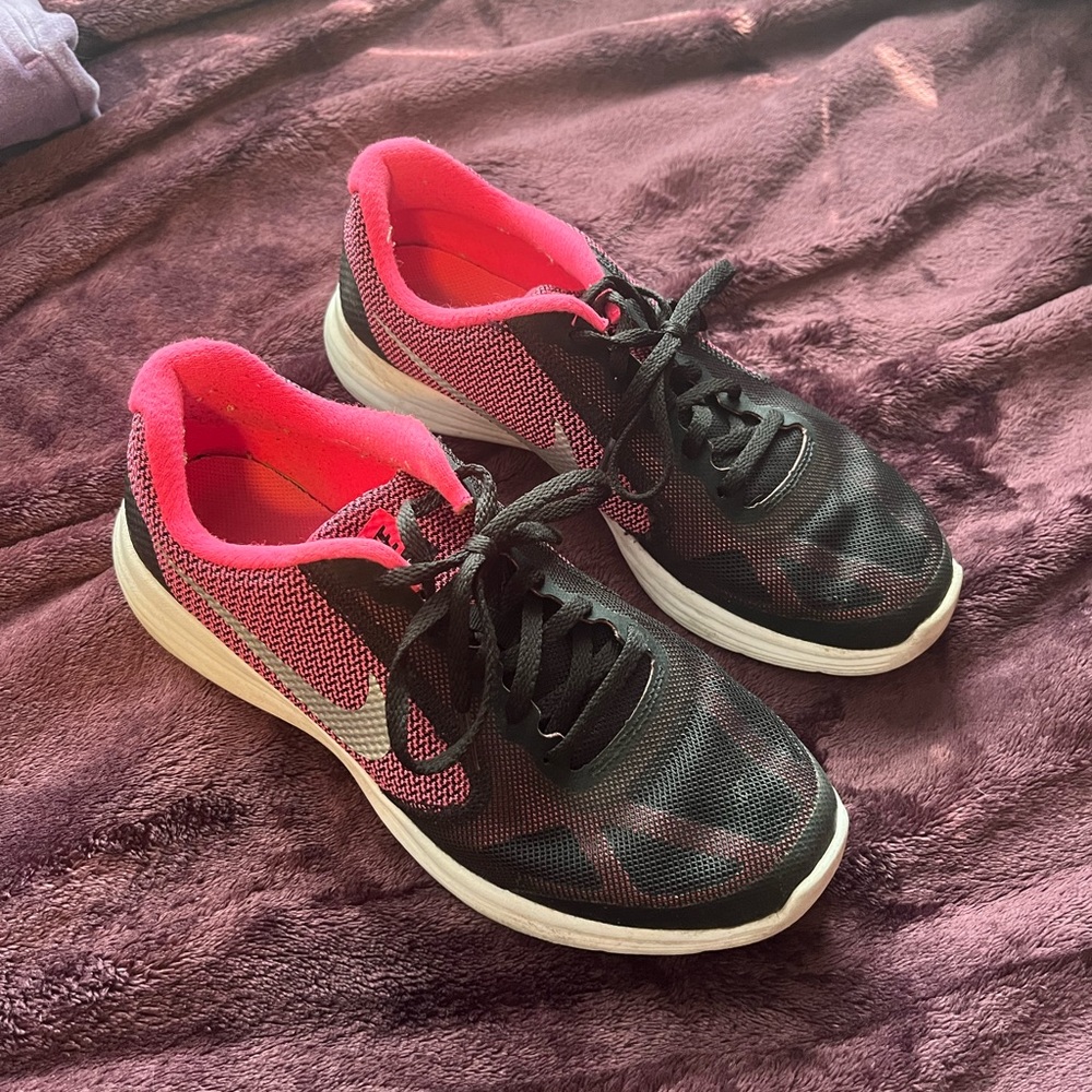 Nike Women's Revolution Size 6 Shoes